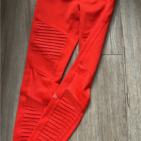 ALO Yoga Fiery Red Activewear - Picture 2 of 5